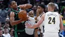 Pemain Boston Celtics, Al Horford (kiri) gagal mengontrol bola dari pemain kejaran pemain Denver Nuggets pada laga NBA basketball game di Pepsi Center, Denver, (29/1/2018). Celtics menang 111-110. (AP/David Zalubowski)