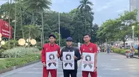 Aksi Duka 1 Juta Pita Hitam yang diadakan di depan FX Sudirman, Jakarta, Jumat (31/3/2023) dihadiri dua punggawa Timnas Indonesia U-20 Arkhan Kaka (Kiri) dan Aditya Arya Nugraha (Kanan). (Liputan6.com/Luthfa Arisyi Senapi)