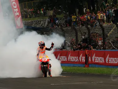 Juara Dunia MotoGP 2013 dan 2014, Marc Marquez melakukan burn out di Sirkuit Sentul, Bogor, (21/10/2014). (Liputan6.com/Helmi Fithriansyah)
