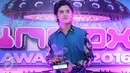 Aliando Syarief memegang trofi penghargaan Fanbase Paling Inbox dalam penghargaan Inbox Awards 2016 di Studio 6 Emtek City, Jakarta, Rabu (19/10). Alicious berhasil mengalahkan fanbase artis idola lainnya. (Liputan6.com/Immanuel Antonius)