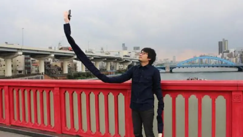 Malu Pakai Tongsis, Pria Ini Ciptakan Lengan Selfie