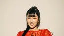 Raih penghargaan atas artis solo rock/instrumental rock terbaik, Isyana Sarasvati tampil bold dengan gaun renda berwarna merah merona. [@isyanasarasvati].