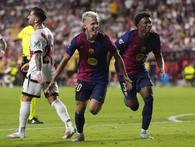 Gelandang Barcelona Dani Olmo (tengah) berselebrasi setelah mencetak gol kedua timnya ke gawang Rayo Vallecano  dalam duel pekan ke-3 La Liga 2024/2025 di Estadio de Vallecas, Rabu, (28/8/2024). (AP Photo/Manu Fernandez)