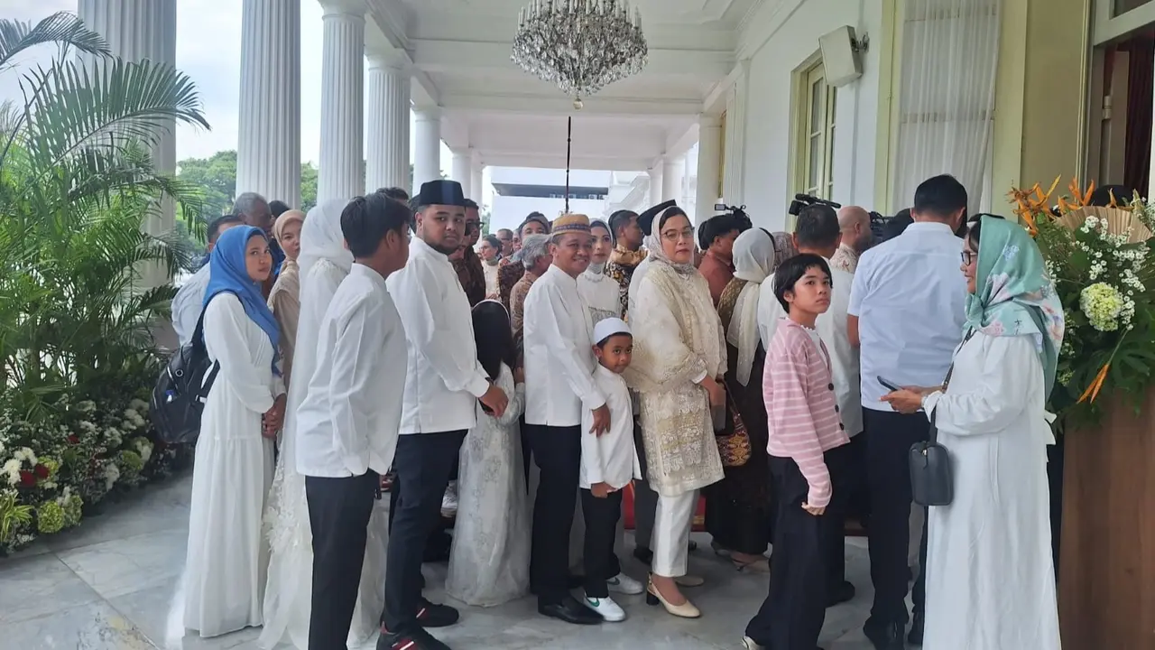 Para menteri, duta besar negara sahabat, hingga masyarakat umum pun antusias ikut mengantre untuk bersilaturahmi dengan Presiden Jokowi.