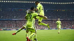 Selebrasi gol Neymar dan Luis Suarez di Nou Camp. (Reuters/Kai Pfaffenbach)