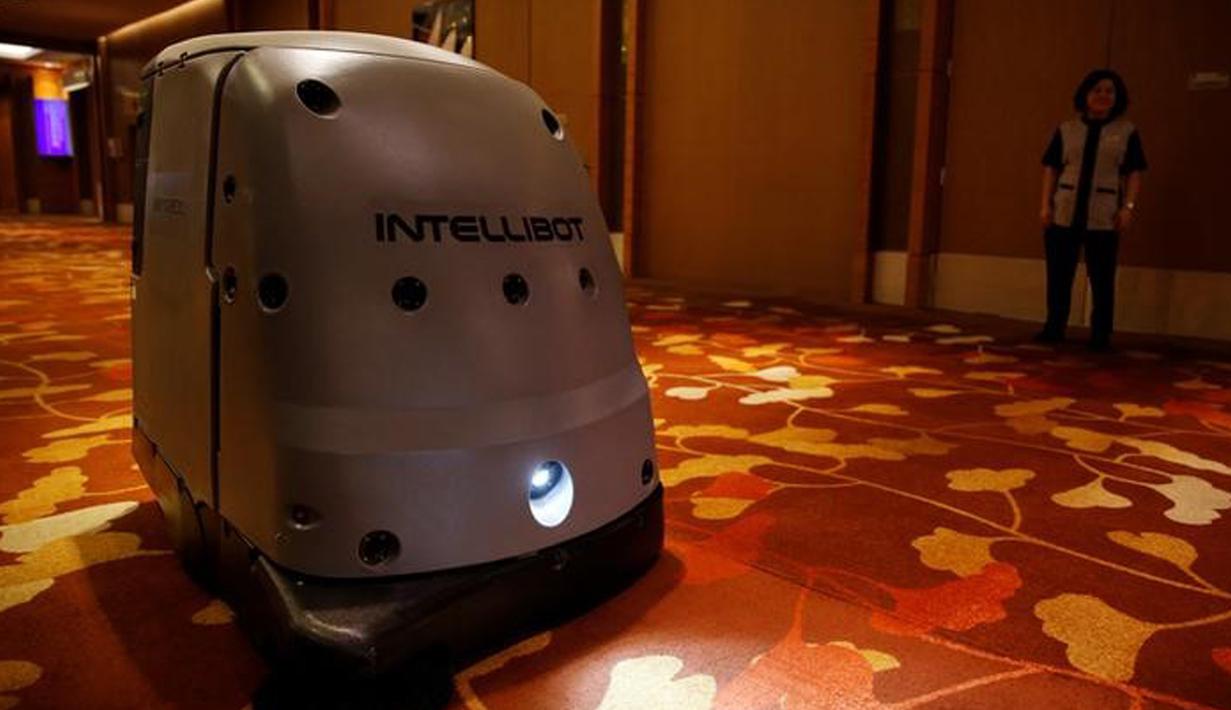 Robot pembersih lantai digunakan di pusat konvensi Marina Bay Sands, Singapura, (30/6).Proyek pengerjaan robot ini sedang digagas Singapura agar nantinya dapat membantu pekerjaan manusia. (REUTERS / Edgar Su)