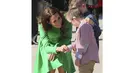 Kate Middleton terlihat dengan rama saat menyapa anak kecil (AFP PHOTO/Saeed Khan)
