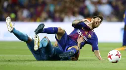 Lionel Messi dilanggar pemain Real Madrid pada laga Supercup Spanyol di Camp Nou stadium, Barcelona, (13/8/2017). Real Madrid menang 3-1. (AP/Manu Fernandez)