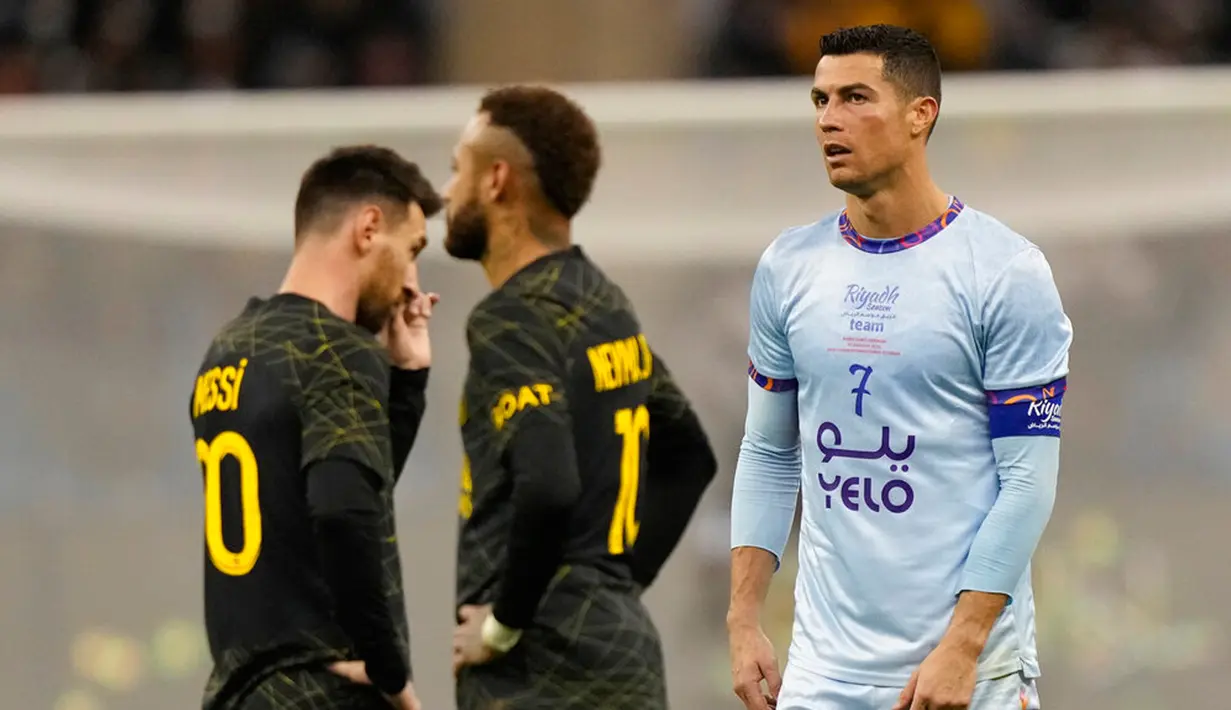 Pemain Riyadh All Star Cristiano Ronaldo (kanan) dan pemain Paris Saint-Germain (PSG) Lionel Messi (kiri) serta Neymar (tengah) pada pertandingan sepak bola persahabatan di King Saud University Stadium, Riyadh, Arab Saudi, 19 Januari 2023. PSG mengalahkan Riyadh All Star dengan skor 5-4. (AP Photo/Hussein Malla)