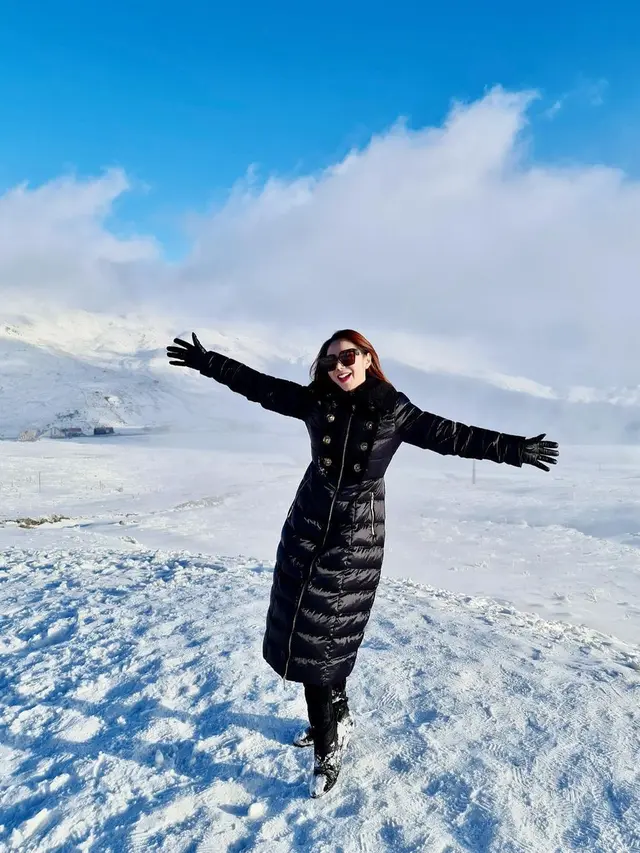 Naik Gunung Erciyes, Ini 7 Momen Mesra Liburan Femmy Permatasari di Turki