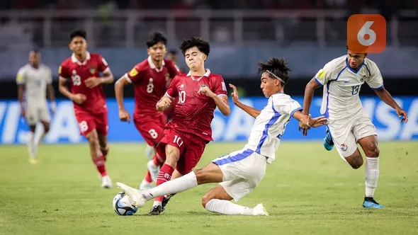 Gelandang Timnas Indonesia U-17, Ji Da Bin mendapatkan tekel keras dari pemain Timnas Panama U-17 dalam laga kedua Grup A Piala Dunia U-17 2023 di Gelora Bung Tomo, Surabaya, Senin (13/11/2023) malam WIB. (Bola.com/Bagaskara Lazuardi)