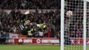 Kiper Burnley James Trafford melakukan penyelamatan saat penyerang Nottingham Forest Callum Hudson-Odoi dalam laga pekan ke-5 Premier League di City Ground, Selasa (19/09/2023). (Tim Goode/PA via AP)