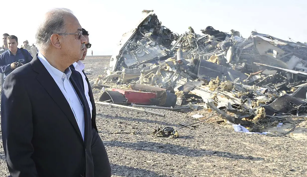 Perdana Menteri Mesir Sherif Ismail (kanan) melihat kondisi pesawat yang sudah hancur di kota El Arish , Mesir utara,(31/10/2015). Pesawat  membawa 224 penumpang jatuh ke daerah pegunungan Sinai setelah kehilangan kontak radar.(REUTERS/Stringer)