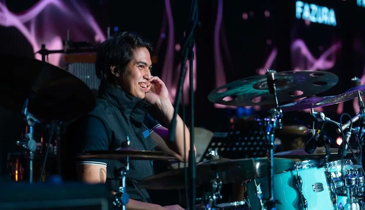 El Rumi, ikut bermain drum dalam konser Dewa 19 yang digelar di Malaysia. Ia pun tampak bahagia bisa kembali bermusik. (Foto: Instagram/@elelrumi)