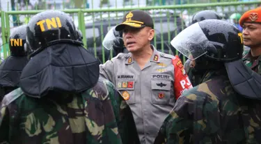 Kapolda Metro Jaya Irjen Pol M Iriawan memberi pengarahan kepada personil gabungan TNI/Polri yang mengamankan aksi 212 di Gedung DPR/MPR, Jakarta Pusat, Selasa (21/2). Sekitar 32.300 personel dikerahkan dalam pengamanan Jakarta hari ini (Dok. Istimewa)