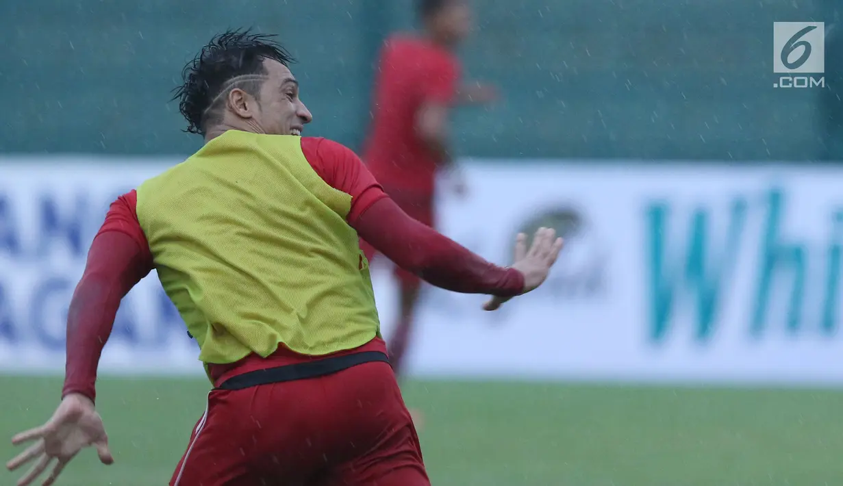 Addison Alves saat mengikuti latihan bersama Persija di Stadion Manahan Solo, Jawa Tengah, Minggu (11/2). Persija resmi mendatangkan Addison Alves untuk mempertajam lini serang untuk musim 2018. (Liputan6.com/Helmi Fithriansyah)