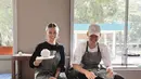 Seperti inilah kedekatan Agnez Mo dan Adam Rosyadi saat menjajal buat kerajinan. Keduanya kompak berkreasi membuat tembikar atau perkakas dari tanah liat. Momen ini diabadikan Agnez Mo saat didampingi Adam Rosyadi. Keduanya tengah liburan di sela kesibukan jadwal manggung. (Liputan6.com/IG/agnezmo)