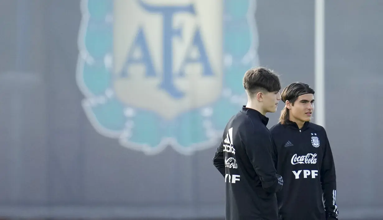 Pemain Argentina Alejandro Garnacho (tengah) dan Luka Romero saat sesi latihan sebelum melawan Venezuela pada pertandingan sepak bola kualifikasi Piala Dunia 2022 di Buenos Aires, Argentina, 23 Maret 2022. (AP Photo/Natacha Pisarenko)