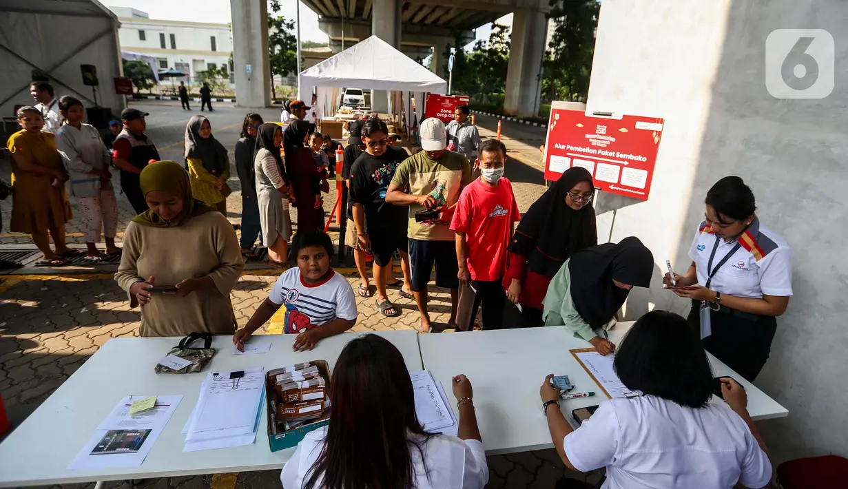 Antrean warga membeli paket sembako di Bazar Ramadan Sembako Murah LRT Jakarta di Jakarta Utara, Senin (25/3/2024). (Liputan6.com/Angga Yuniar)
