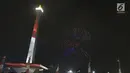 300 Drone membuat formasi Logo ASIAN Games 2018 saat acara hitung mundur di Monas, Jakarta, Jumat (18/8). Acara ini menandai setahun Jakarta-Palembang sebelum menjadi tuan rumah Asian Games ke-18 itu. (Liputan6.com/Herman Zakharia)