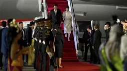 Presiden Korea Selatan Yoon Suk Yeol dan istrinya Kim Keon-hee tiba di Bandara Internasional Ngurah Rai di Bali, Minggu, 13 November 2022. Presiden Korea Selatan Yoon Suk Yeol tampil mengenakan jas berwarna hitam, sedangkan istrinya Kim Keon-hee berbusana serba putih. (Sonny Tumbelaka/Pool Photo via AP)
