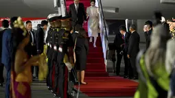 Presiden Korea Selatan Yoon Suk Yeol dan istrinya Kim Keon-hee tiba di Bandara Internasional Ngurah Rai di Bali, Minggu, 13 November 2022. Presiden Korea Selatan Yoon Suk Yeol tampil mengenakan jas berwarna hitam, sedangkan istrinya Kim Keon-hee berbusana serba putih. (Sonny Tumbelaka/Pool Photo via AP)