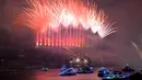 Kembang api menghiasi langit di atas Jembatan Harbour sekitar 3 jam saat pergantian tahun di Sydney (01/1/2018).  Sekitar 10 ribu jenis efek menghiasi Opera House dan Sydney Harbour Bridge. (AFP Photo / Saeed Khan)