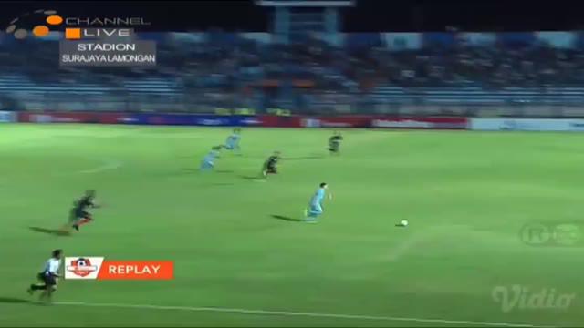 Pertandingan yang super menegangkan antara Persela vs Persipura berujung dengan skor imbang 2-2, dimana gol diciptakan oleh Rafael...
