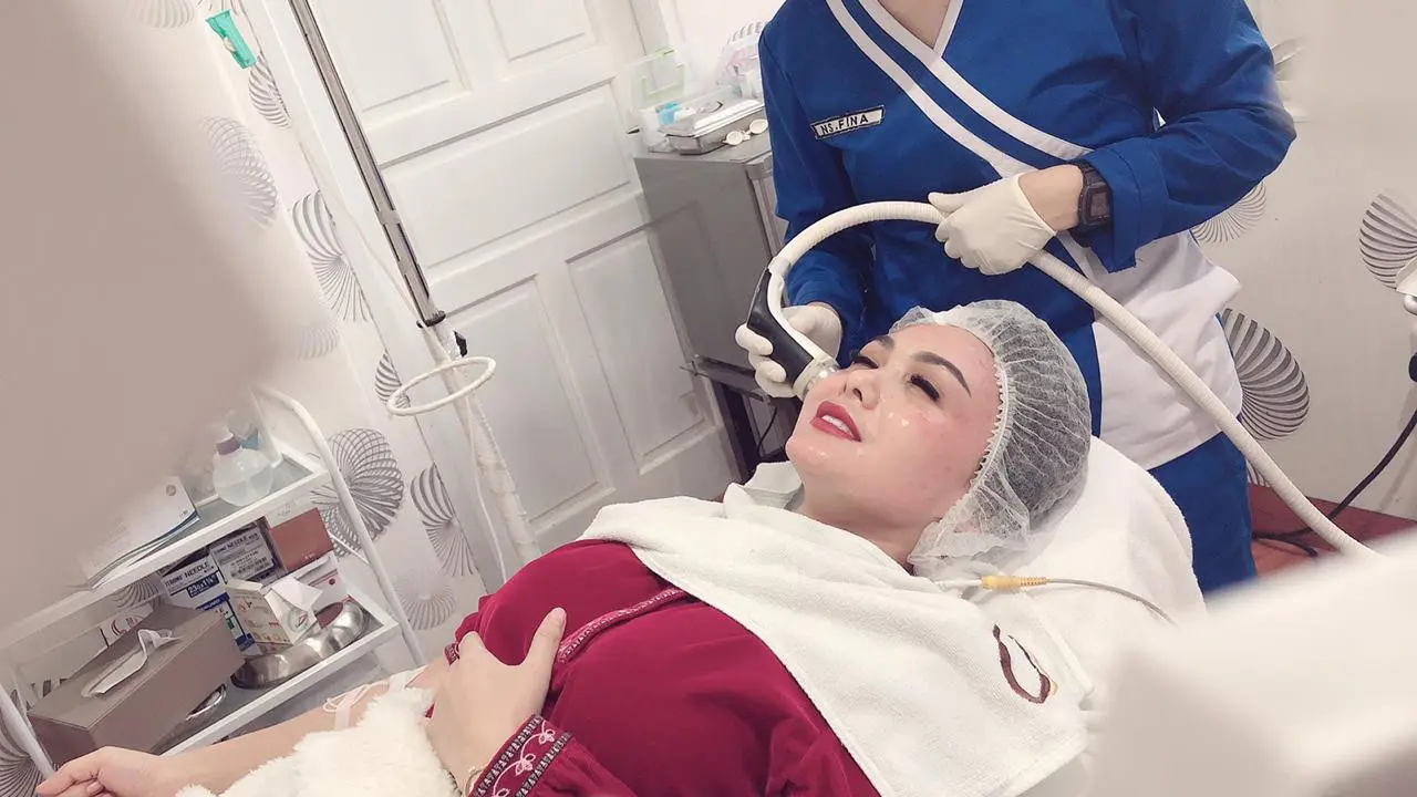 Yuni Shara menjalani treatment kecantikan