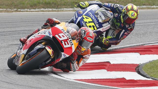 Marc Marquez pebalap juara dunia MotoGP dari tim Repsol Honda memiliki gaya membalap yang agresif bahkan cenderung provaktif. Ia kerap menikung hingga hampir seperti merebahkan motornya saat di tikungan. 