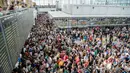 Penumpukan penumpang terjadi setelah petugas keamanan menutup sementara Terminal 2 Bandara Munich di Jerman, Sabtu (28/7). Akibat penutupan itu 200 penerbangan dibatalkan, sementara 60 penerbangan lainnya mengalami penundaan. (MATTHIAS BALK/DPA/AFP)