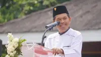 Bupati Purwakarta Dedi Mulyadi saat memberikan sambutan pada Hari Santri Nasional, di Taman Pasanggrahan Padjajaran alun-alun Purwakarta, Sabtu (21/10/2016). (Abramena/Liputan6.com)