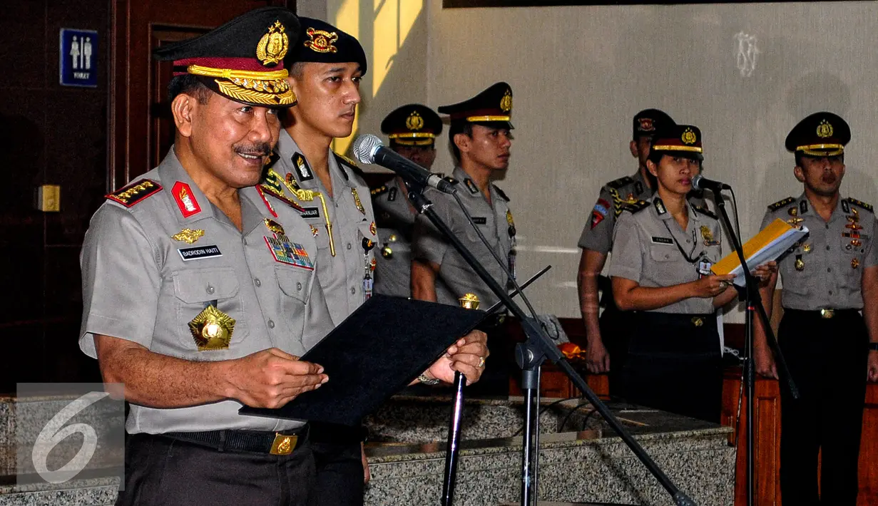 Kapolri Badrodin Haiti memberikan sambutan ketika serah terima jabatan untuk Kapolda Papua dan Kapolda Papua Barat yang baru di Mabes Polri, Jakarta, Jumat (31/7/2015). (Liputan6.com/Yoppy Renato)
