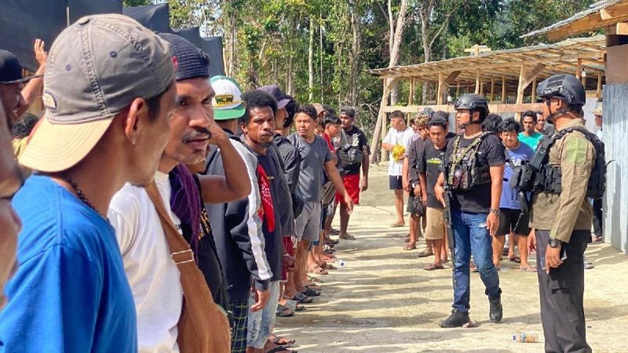 Tim Gabungan Evakuasi Karyawan dan 26 WN China dari Lokasi Penambangan Emas di Nabire