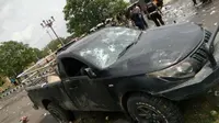 Massa yang anarki menabrakkan sebuah mobil ke aparat yang menjaga rapat Pleno Pilkada Tebo. (Liputan6.com/Bangun Santoso)