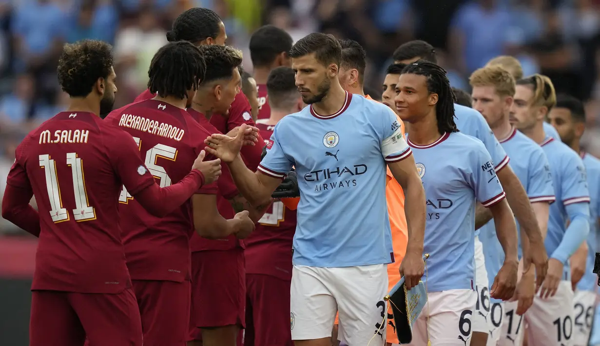 Pemain Manchester City (kanan) dan pemain Liverpool saling berjabat tangan sebelum laga Community Shield 2022 di King Power Stadium, Sabtu (30/07/2022). (AP/Frank Augstein)