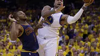Duel aksi pemain Golden State Warriors, Marreese Speights (5) denganJames Jones asal Cleveland Cavaliers. (AP/Ben Mar