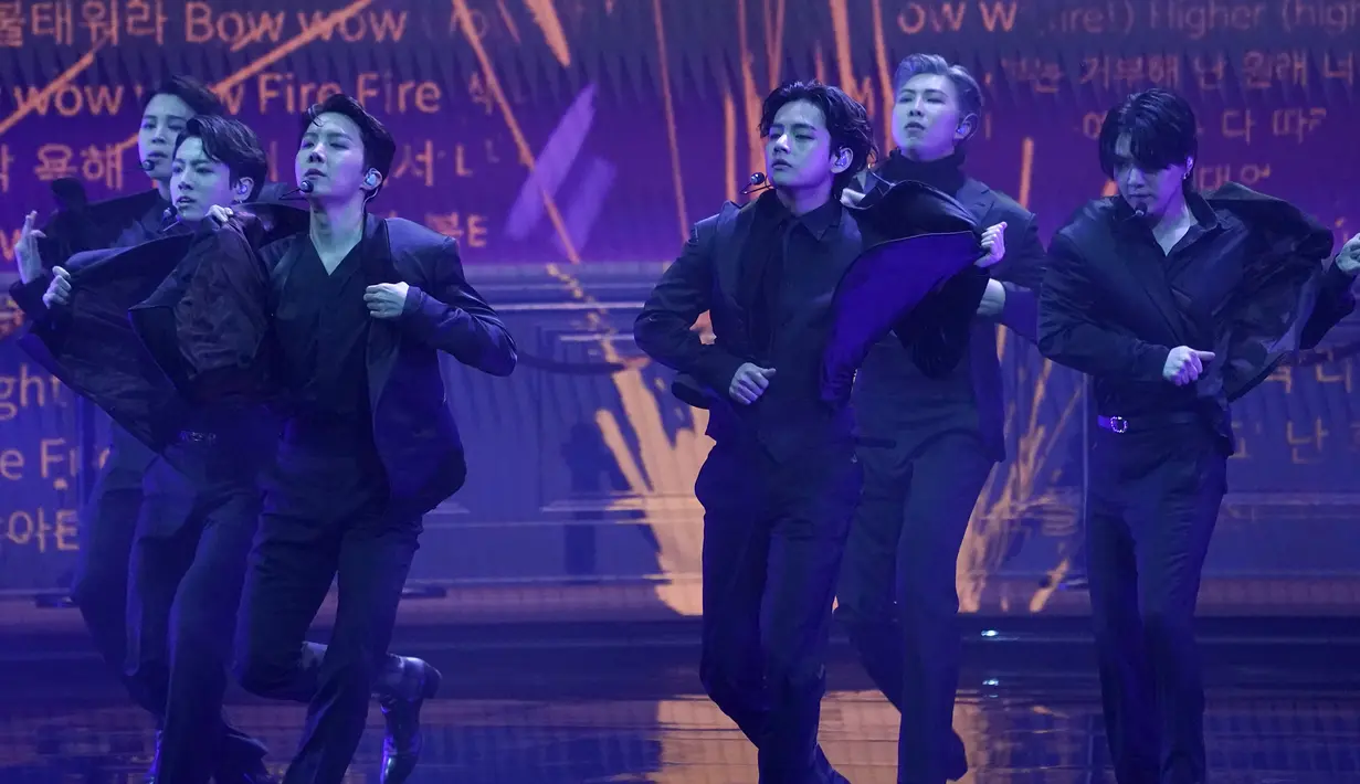 BTS tampil pada ajang Grammy Awards 2022 di Las Vegas, Amerika Serikat, 3 April 2022. BTS tampil membawakan Butter yang dilengkapi dengan aksi teatrikal. (AP Photo/Chris Pizzello)