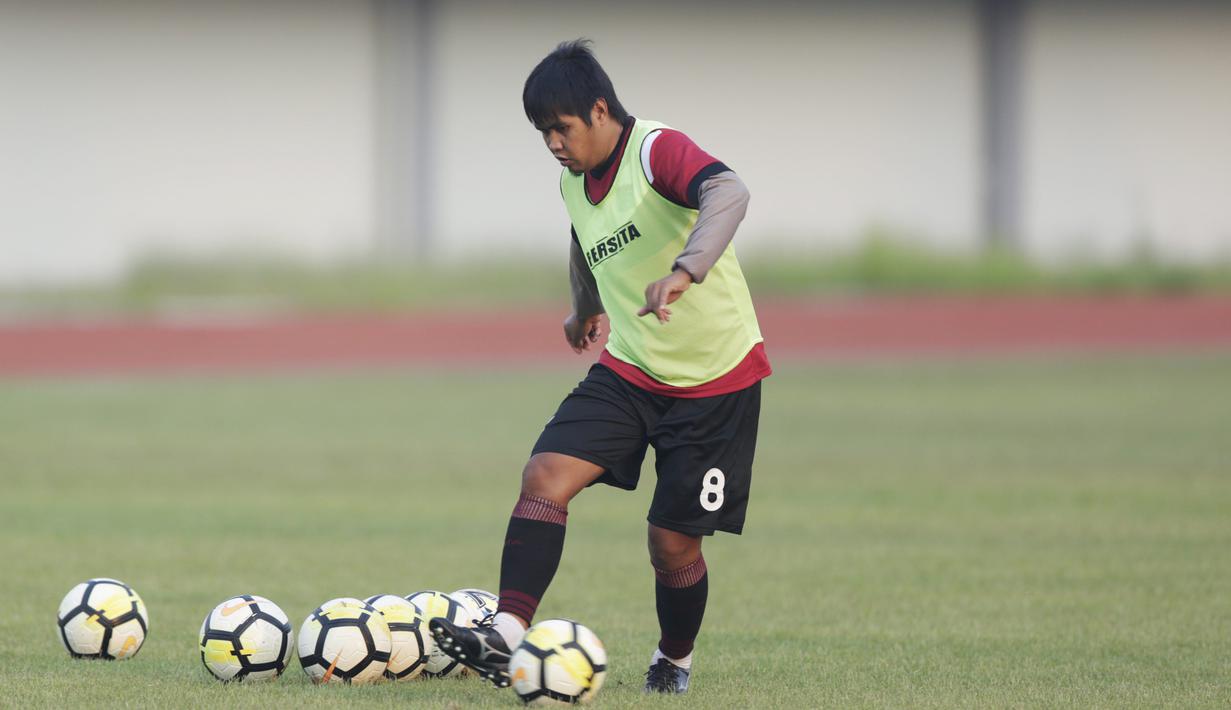 Pemain Persita Tangerang, Egi Melgiansyah, mengontrol bola saat latihan di Stadion Sport Center, Tangerang, Selasa (28/5). Latihan ini persiapan jelang laga Liga 2 2019. (Bola.com/Vitalis Yogi Trisna)
