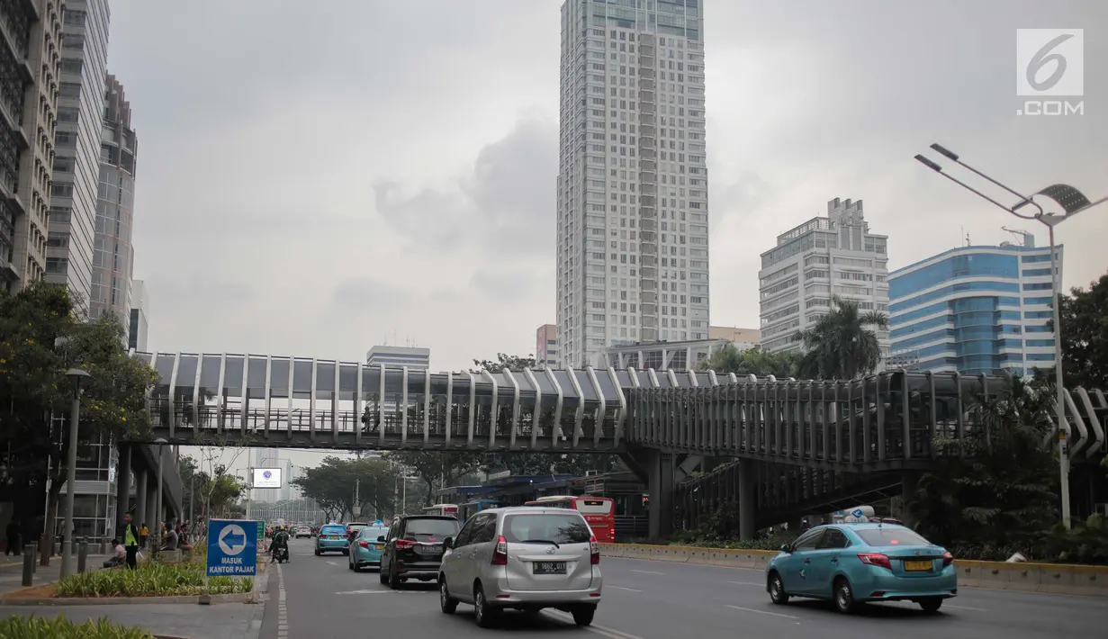 Kendaraan melintas di dekat Jembatan Penyebarangan Orang (JPO) di Jalan Sudirman, Jakarta, Rabu (28/8/2019). Pemprov DKI Jakarta akan membangun 15 jembatan penyeberangan orang (JPO) berkonsep modern atau futuristik pada 2020.  (Liputan6.com/Faizal Fanani)