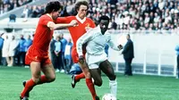 Pemain Real Madrid asal Inggris, Laurie Cunningham, mencoba melewati dua bek Liverpool.