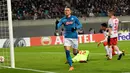 Gelandang Napoli, Piotr Zielinski melakukan selebrasi usai mencetak gol ke gawang RB Leipzig pada 32 besar Liga Europa di Red Bull Arena, (22/2). Napoli tersingkir karena kalah agresivitas gol tandang. (AP Photo / Jens Meyer)