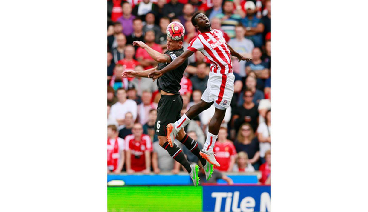 Pemain Liverpool, Dejan Lovren duel udara dengan pemain Stoke, Mame Biram Diouf pada laga Liga Premier Inggris di Britannia Stadium, Inggris, Minggu (9/8/2015). Stoke kalah 0-1 dari Liverpool. (Action Images via Reuters/Jason Cairnduff) 