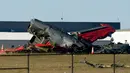 Puing-puing dari dua pesawat yang jatuh saat pertunjukan udara terlihat di Bandara Eksekutif Dallas, Dallas, Amerika Serikat, 12 November 2022. Pertunjukan itu merupakan kegiatan tahun ketujuh, di mana sedikitnya 4.000 orang hadir. (AP Photo/LM Otero)