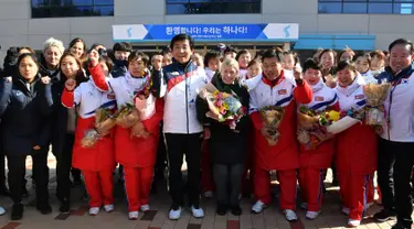 Tim hoki es Korea Utara berfoto bersama tim Korea Selatan di pusat pelatihan nasional Jincheon, Korsel (25/1). Tim hoki es dari Korut ini akan mengkuti olimpede musim dingin bersama tim Korea Selatan sebagai tim gabungan. (AFP Photo/Pool/ Kyung-Seok)