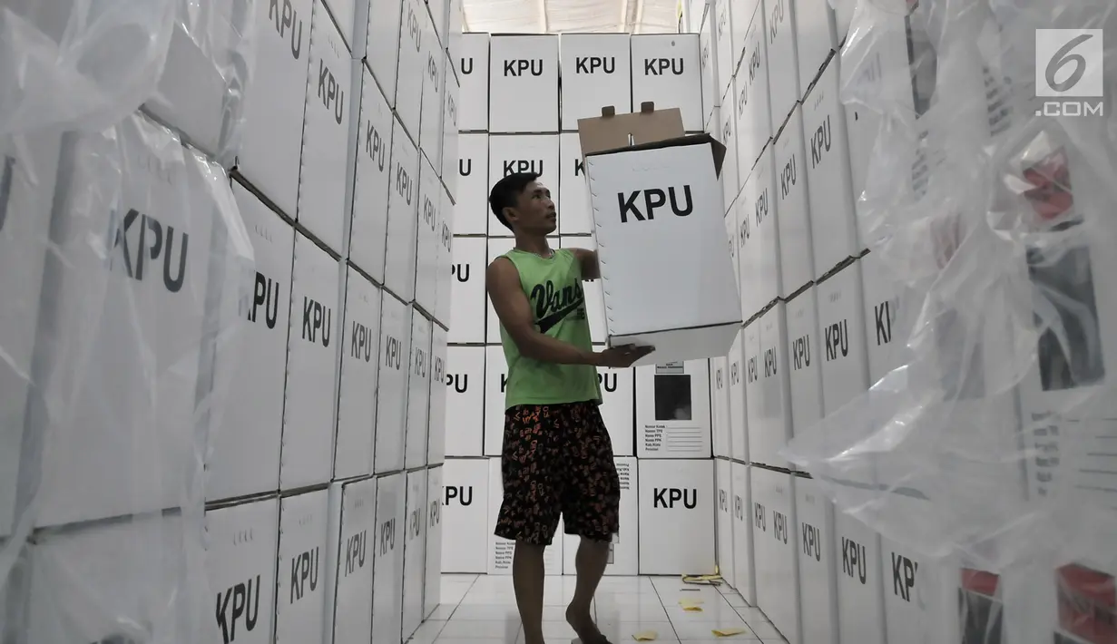 Pekerja menyusun kotak suara Pemilu 2019 di Gudang Logistik KPU Kota Bekasi, Rabu (20/12). Komisioner bidang logistik KPU Kota Bekasi masih kekurangan 1.100kotak suara untuk memenuhi kesiapan 6.720 TPS di Kota Bekasi. (Merdeka.com/Iqbal S. Nugroho)