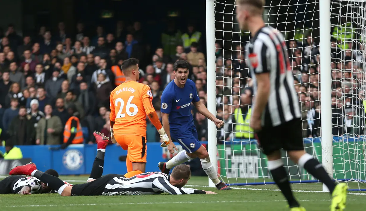 Pemain Chelsea Alvaro Morata merayakan golnya usai membobol gawang Newcastle dalam pertandingan Liga Inggris di Stamford Bridge, London (2/12). (Steven Paston / PA via AP)