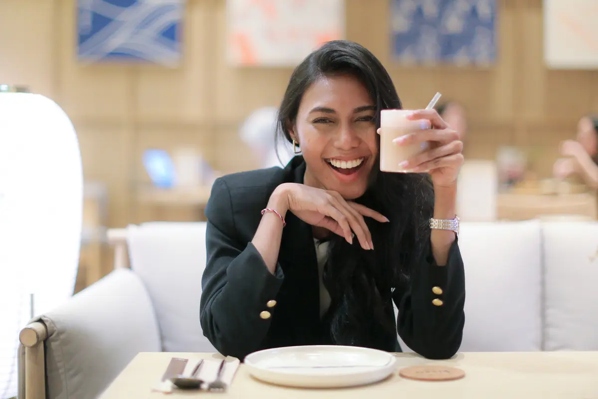 wanita februari tampak sangat bahagia