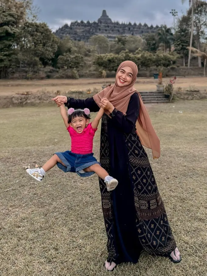 Teuku Ryan belakangan ini tidak ikut berlibur bersama Ria Ricis dan Moanna