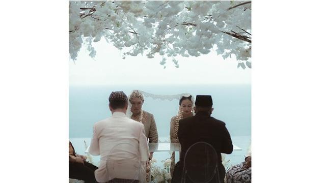 7 Momen Pernikahan Estelle Linden di Bali, Romantis dengan Pemandangan Laut